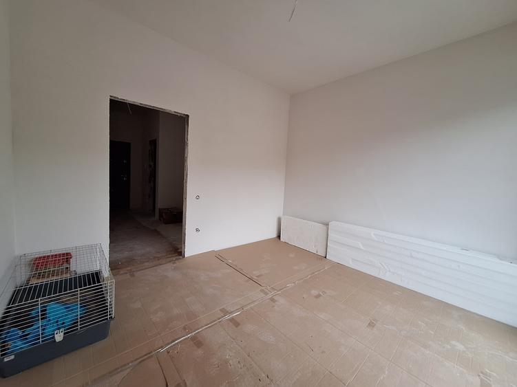 Apartament cu 3 camere semidecomandat în Florești