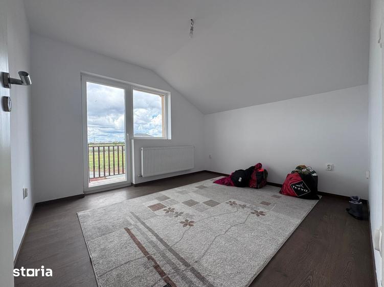 Casă cu 5 camere cu Teren 369 Mp în Soarelui