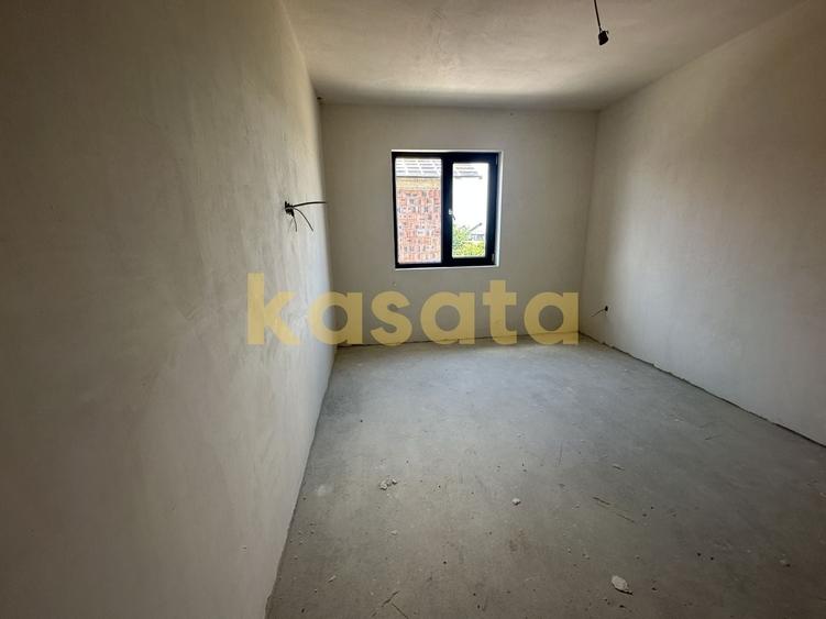 Casă individuală cu 4 camere cu Canalizare în Sud