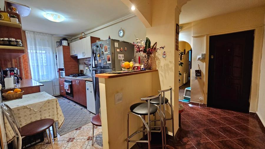 Apartament cu 3 camere decomandat în Județean