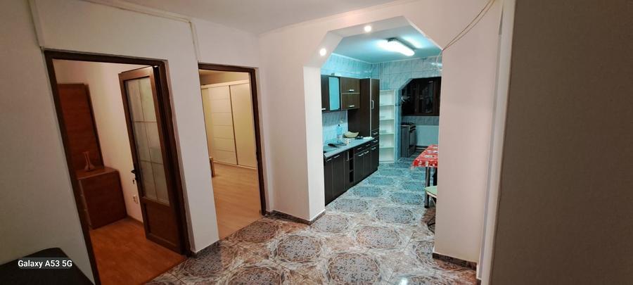 Apartament cu 4 camere decomandat în Rahova