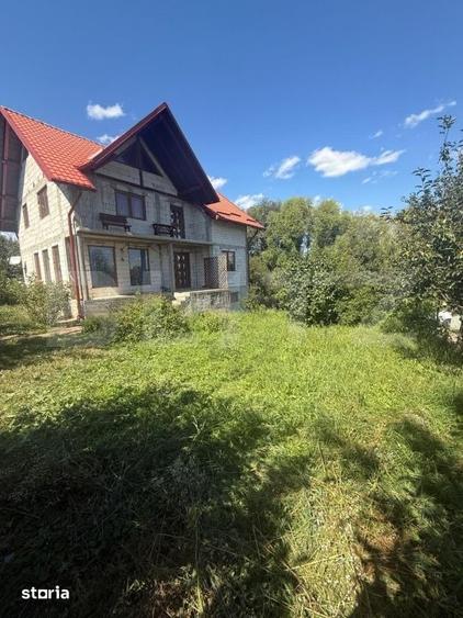 Casă cu 6 camere cu Teren 900 Mp în Obcini