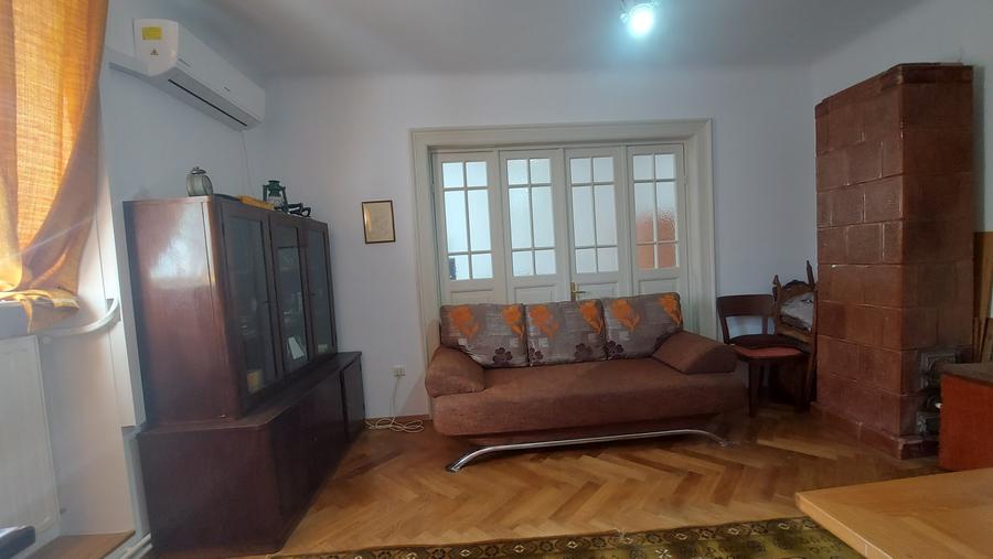 Apartament cu 5 camere decomandat în P-ța Unirii