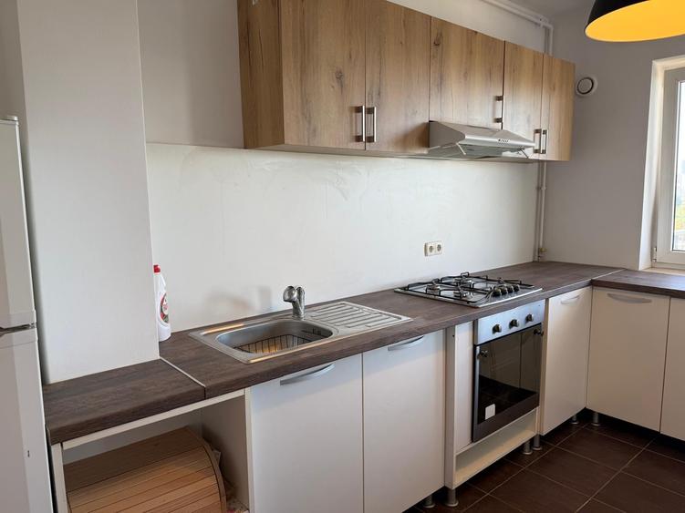 Apartament cu 3 camere decomandat, mobilat în Barbu Văcărescu