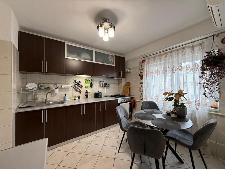 Apartament cu 4 camere semidecomandat, mobilat în Mihai Bravu