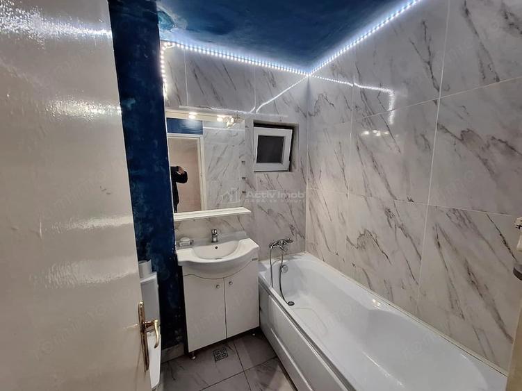 Apartament cu 3 camere semidecomandat în Central