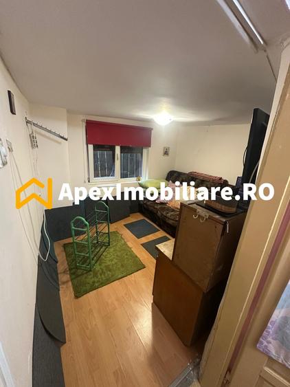 Casă individuală cu 15 camere cu Canalizare în Apărătorii Patriei