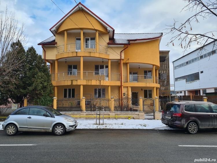 Apartament cu 4 camere decomandat în Central