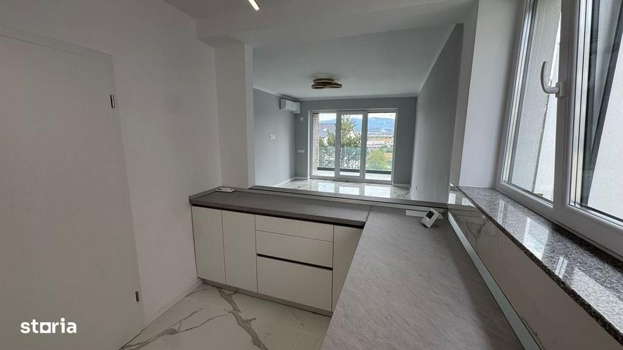 Apartament cu 3 camere decomandat în Cristian