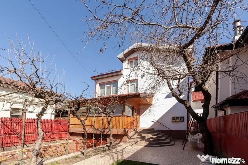 Casă cu 7 camere cu Teren 350 Mp în Central