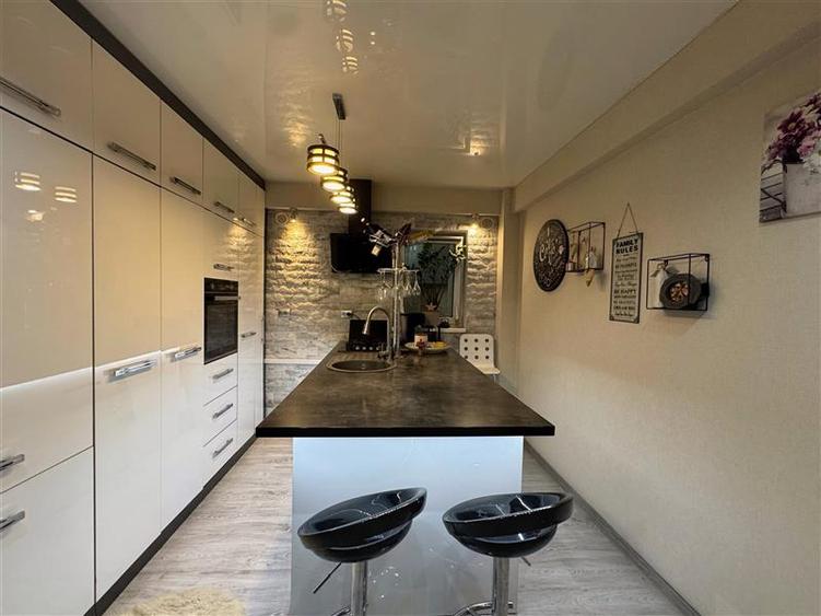 Apartament cu 3 camere decomandat, mobilat în Bucium