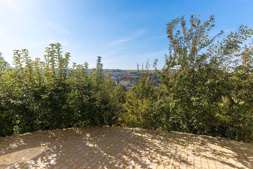 Casă individuală cu 9 camere cu Teren 1025 Mp în Bucium