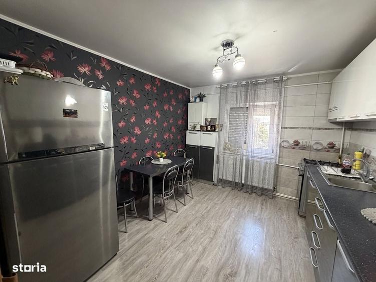 Apartament cu 3 camere decomandat în Buzaului