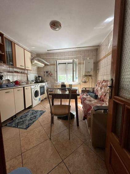 Apartament cu 3 camere semidecomandat în Buzaului