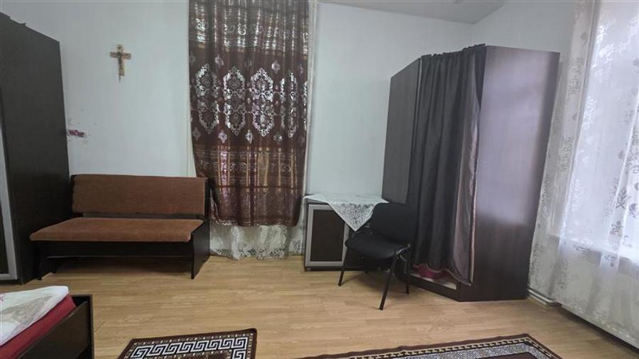 Casă cu 4 camere cu Teren 417.70999145508 Mp în Central