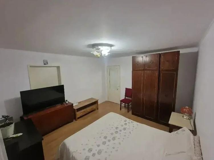 Apartament cu 3 camere decomandat în Exterior Vest