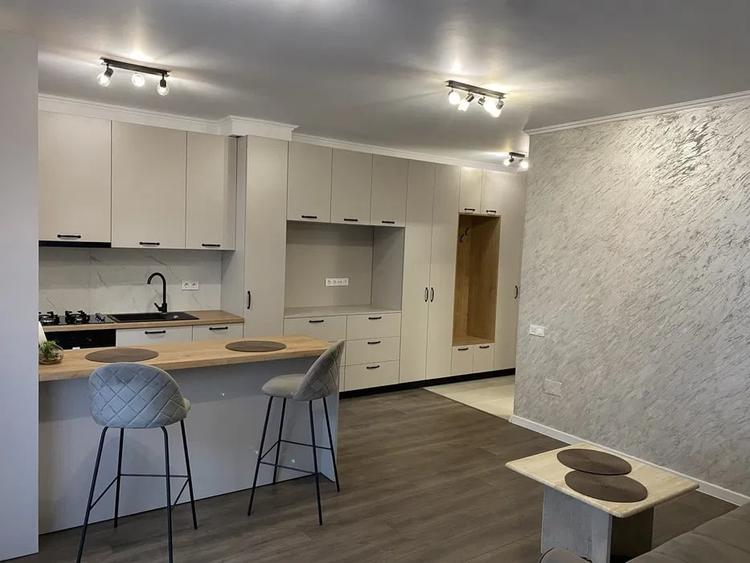 Apartament cu 2 camere semidecomandat, mobilat în Florești