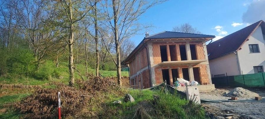 Casă cu Teren 925 Mp în Central