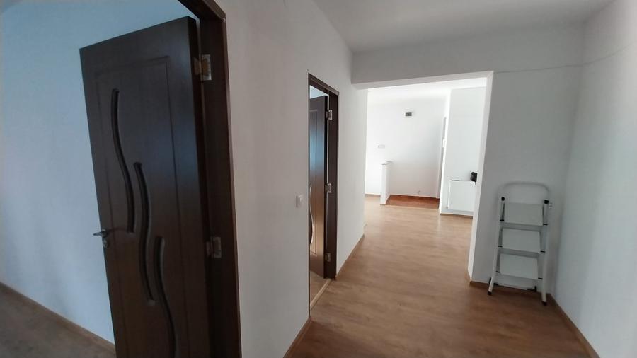 Apartament cu 3 camere semidecomandat în Florești
