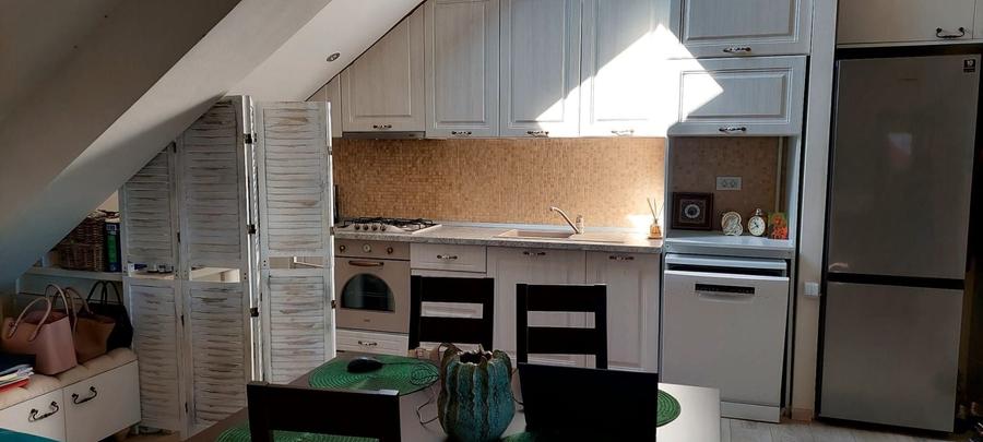 Apartament cu 3 camere semidecomandat, mobilat în Dămăroaia