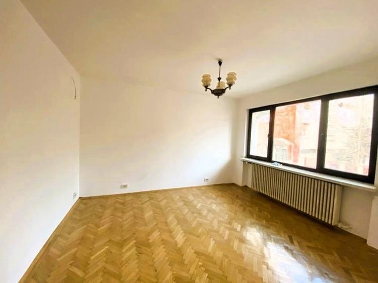 Casă cu 8 camere cu Garaj în Primăverii