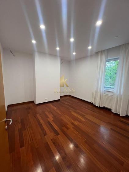 Apartament cu 5 camere decomandat în Primăverii
