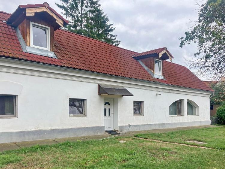 Casă individuală cu 8 camere cu Canalizare în Hărman