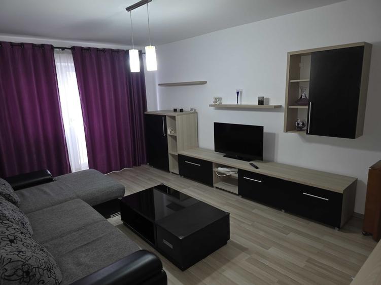 Apartament cu 3 camere decomandat în Frații Golești