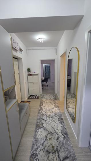 Apartament cu 3 camere semidecomandat în Olteni