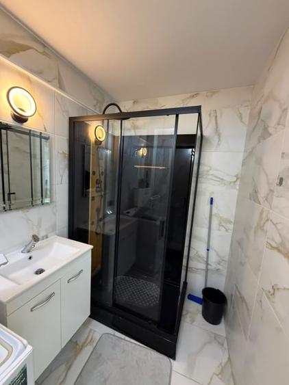 Apartament cu 3 camere semidecomandat, mobilat în Est