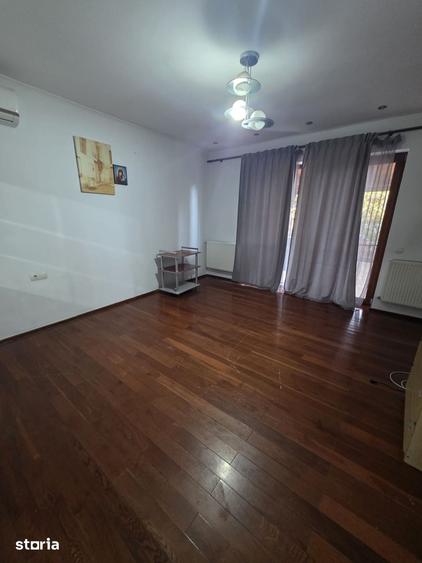 Casă cu 8 camere cu Teren 350 Mp în Dobroești