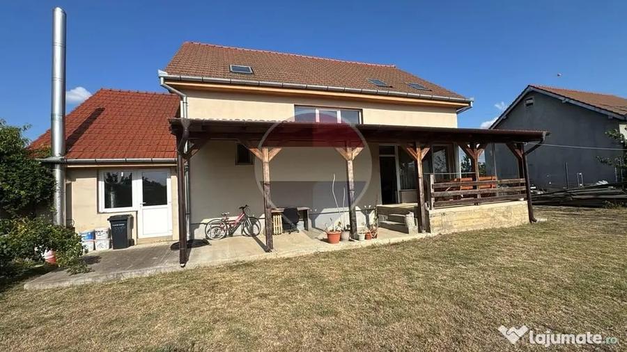 Casă cu 5 camere cu Teren 535 Mp în Sântandrei
