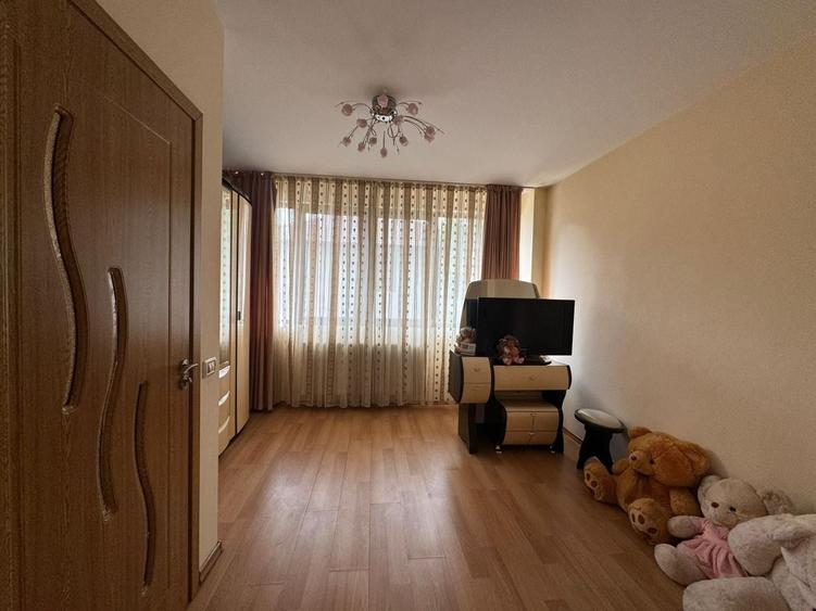 Apartament cu 3 camere semidecomandat, mobilat în Sud