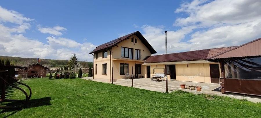 Casă cu 4 camere în Dragomirna