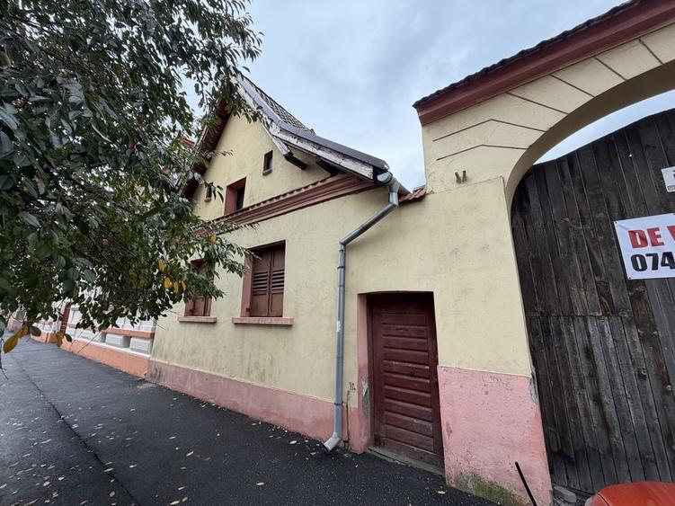 Casă cu 4 camere în Cristian