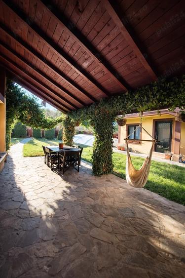 Casă cu Piscina în Budești