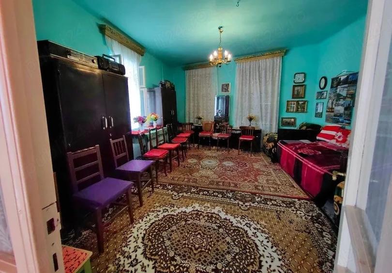 Casă cu 3 camere cu Teren 2448 Mp în Central