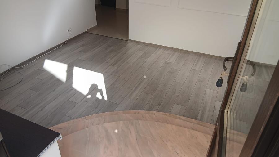 Apartament cu 3 camere semidecomandat în Moșilor