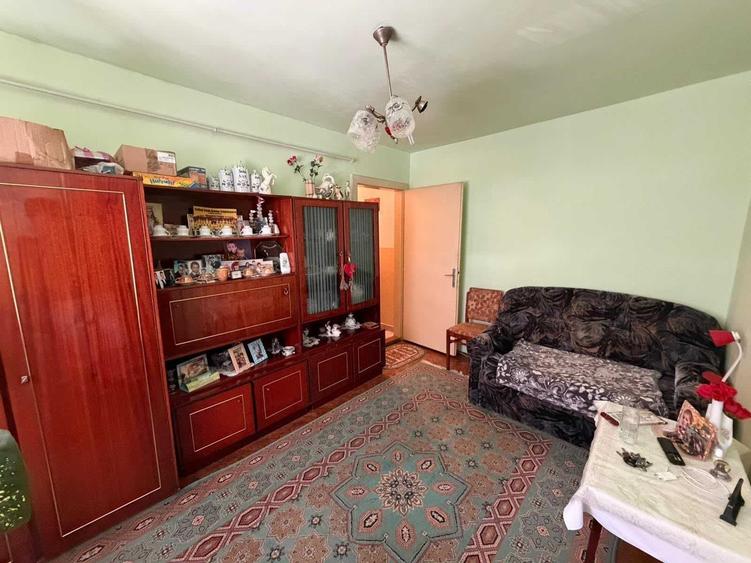 Apartament cu 3 camere semidecomandat în Central