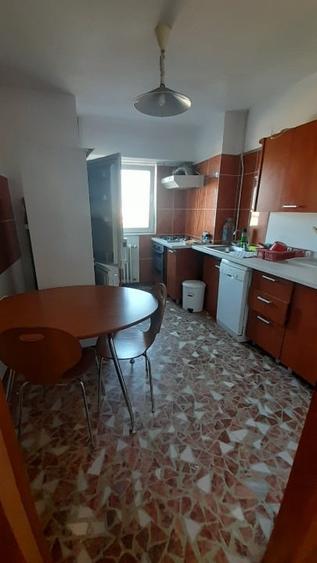 Apartament cu 3 camere decomandat în Calea Victoriei