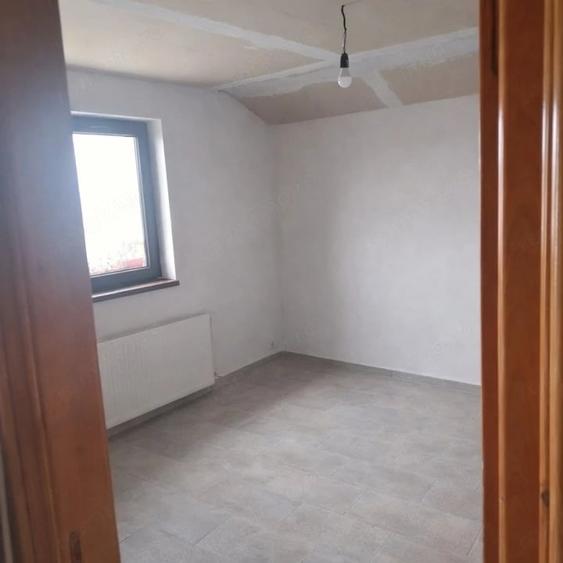 Casă cu 5 camere cu Teren 553 Mp în Stupini
