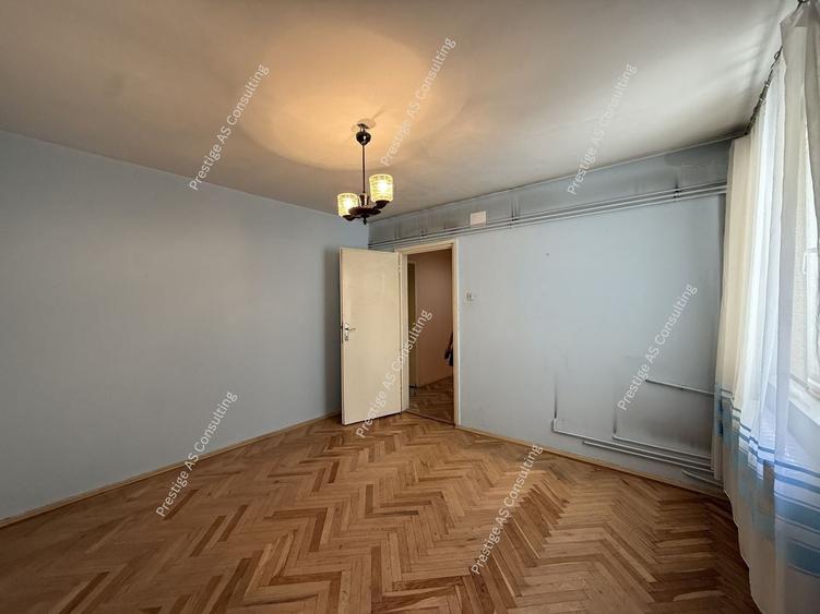 Apartament cu 4 camere decomandat în Central