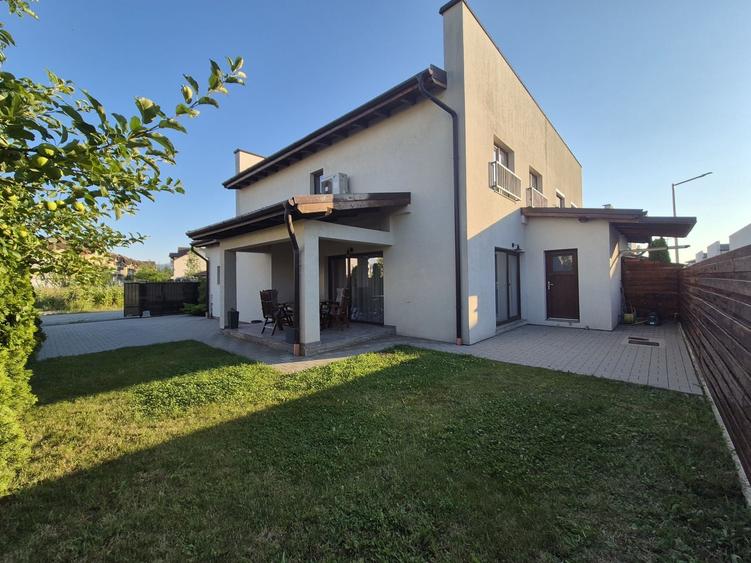 Casă cu 4 camere cu Teren 220 Mp în Central