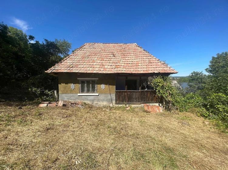 Casă cu 2 camere cu Teren 2000 Mp în Hodișu