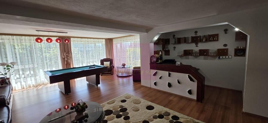 Casă individuală cu 7 camere cu Canalizare în Central