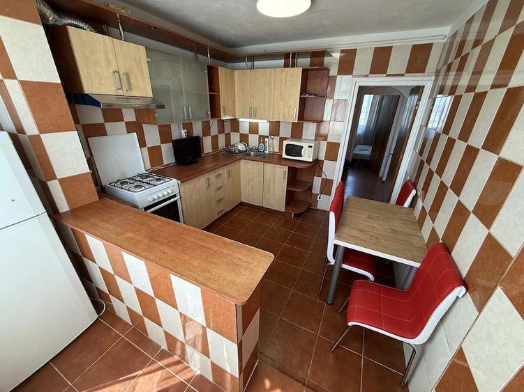 Apartament cu 3 camere semidecomandat în Apusului