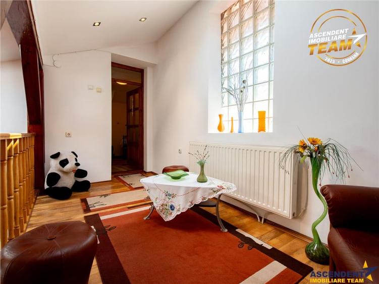 Casă cu 7 camere cu Teren 547 Mp în Central