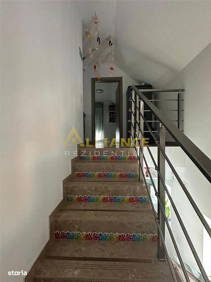 Casă cu 8 camere cu Teren 300 Mp în Central
