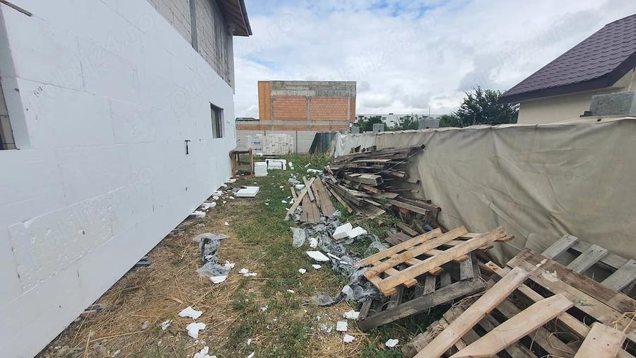 Casă cu 5 camere cu Teren 440 Mp în 1 Decembrie