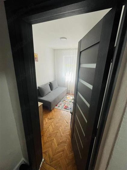 Apartament cu 3 camere semidecomandat, mobilat în Circumvalațiunii